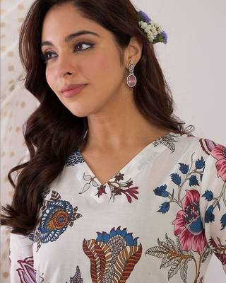 Women Floral Printed Regular Pure Cotton Kurta with Trousers 4