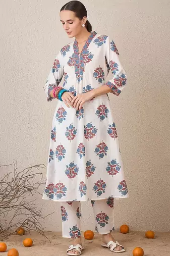 Women Floral Printed Regular Thread Work Cotton Kurta with Trousers