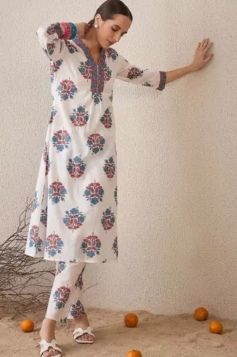 Women Floral Printed Regular Thread Work Cotton Kurta with Trousers