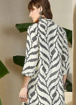 Women Ethnic Motifs Printed Regular Kurta with Trousers 4