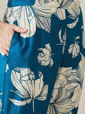 Women Floral Printed Regular Kurta with Trousers 3