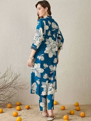 Women Floral Printed Regular Kurta with Trousers 7