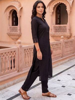 Women Regular Thread Work Kurta with Trousers 3