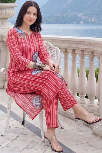 Women Printed Regular Kurta with Trousers