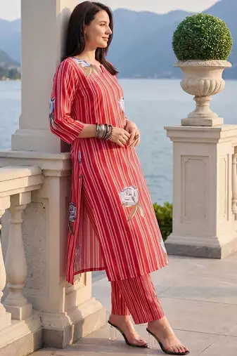 Women Printed Regular Kurta with Trousers