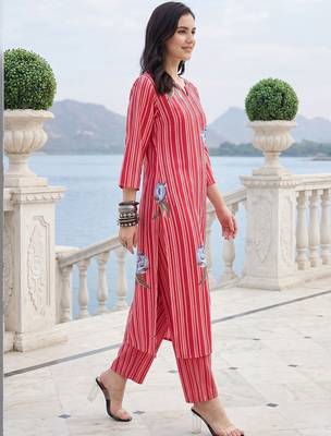 Women Printed Regular Kurta with Trousers 4