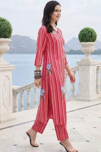Women Printed Regular Kurta with Trousers