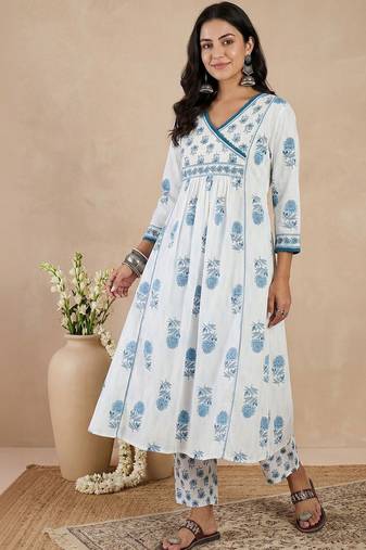 Women Floral Printed Regular  Cotton Kurta with Trousers