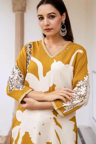 Women Floral Printed Regular Beads and Stones Kurta with Patiala
