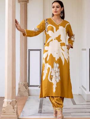 Women Floral Printed Regular Beads and Stones Kurta with Patiala 2
