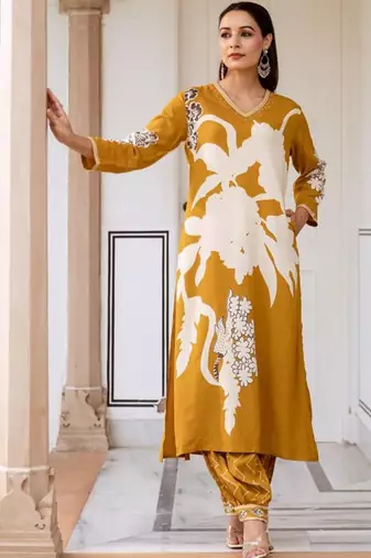 Women Floral Printed Regular Beads and Stones Kurta with Patiala