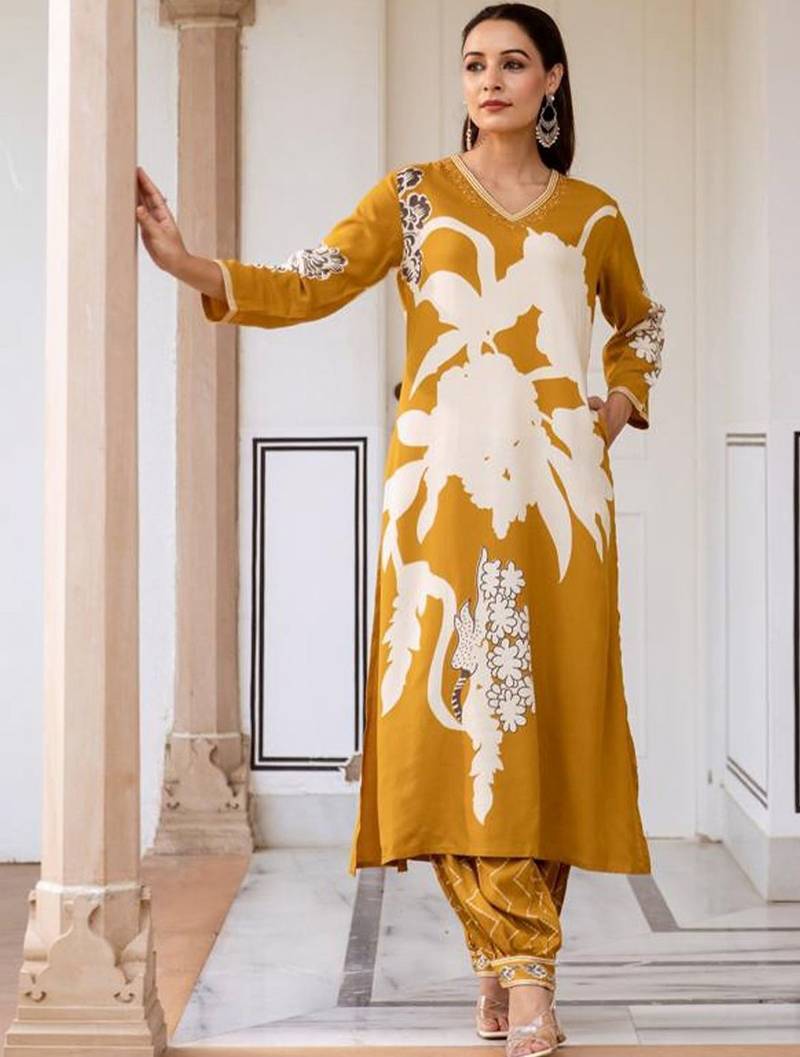 Women Floral Printed Regular Beads and Stones Kurta with Patiala