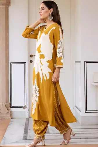 Women Floral Printed Regular Beads and Stones Kurta with Patiala
