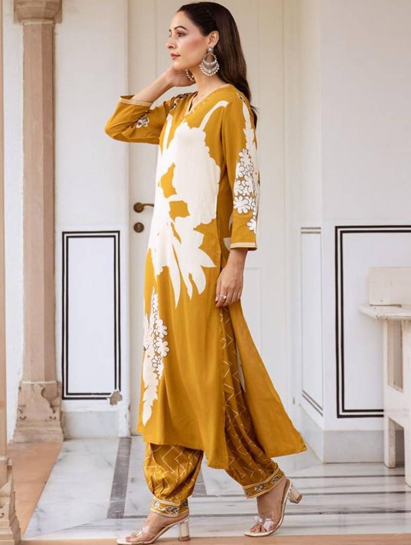 Women Floral Printed Regular Beads and Stones Kurta with Patiala
