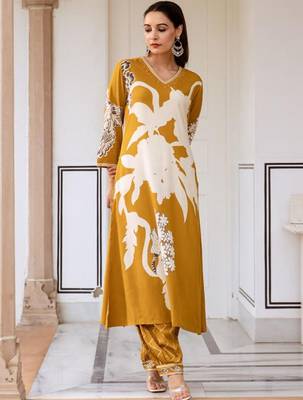Women Floral Printed Regular Beads and Stones Kurta with Patiala 4