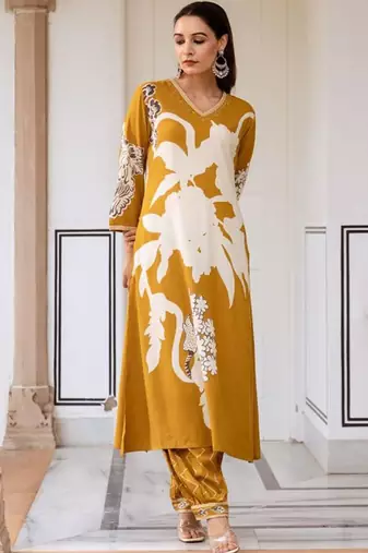 Women Floral Printed Regular Beads and Stones Kurta with Patiala