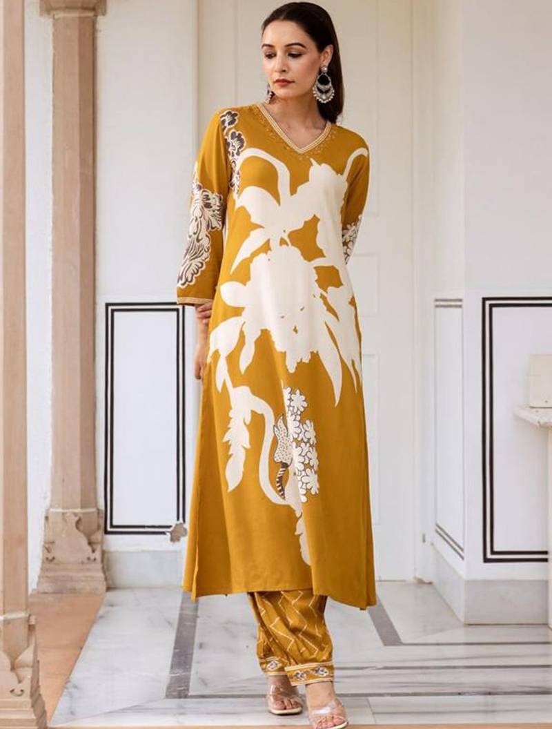 Women Floral Printed Regular Beads and Stones Kurta with Patiala