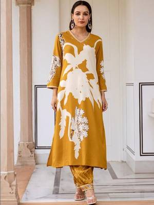Women Floral Printed Regular Beads and Stones Kurta with Patiala 5
