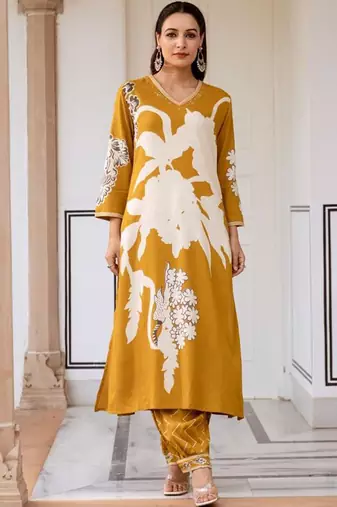 Women Floral Printed Regular Beads and Stones Kurta with Patiala