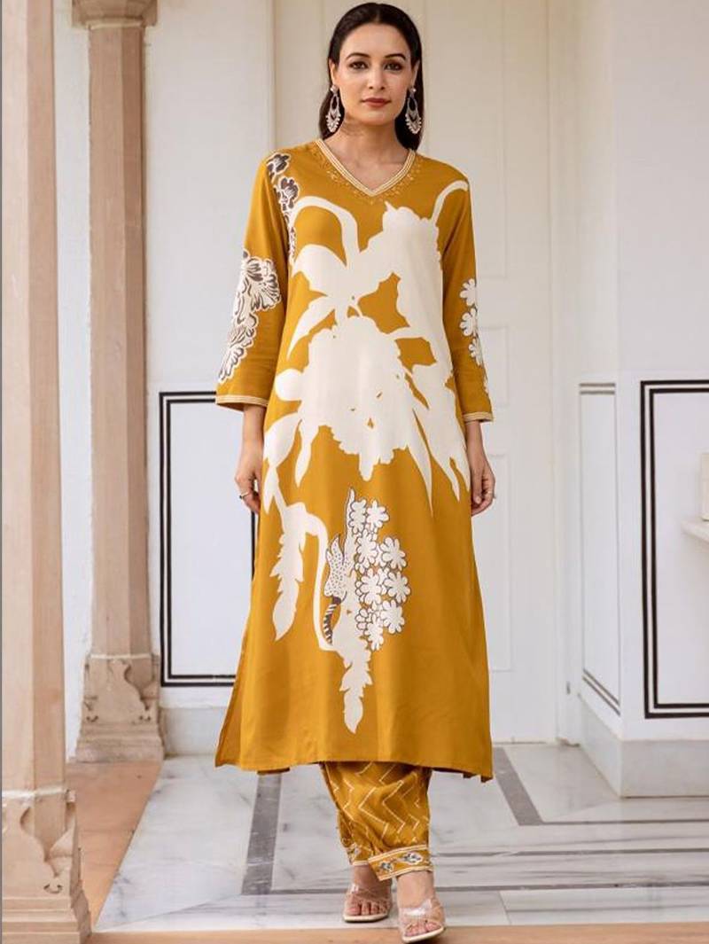Women Floral Printed Regular Beads and Stones Kurta with Patiala