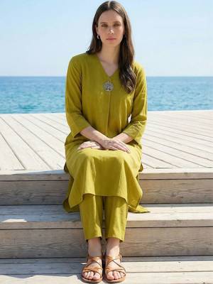 Women Regular Liva Kurta with Trousers 5