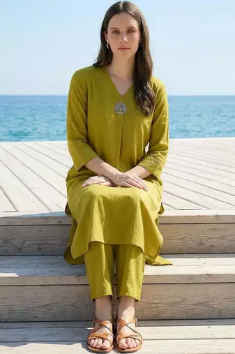 Women Regular Liva Kurta with Trousers