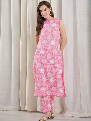 Women Floral Printed Cotton Kurta with Trousers 5