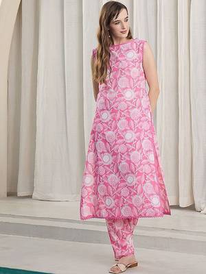 Women Floral Printed Cotton Kurta with Trousers 6