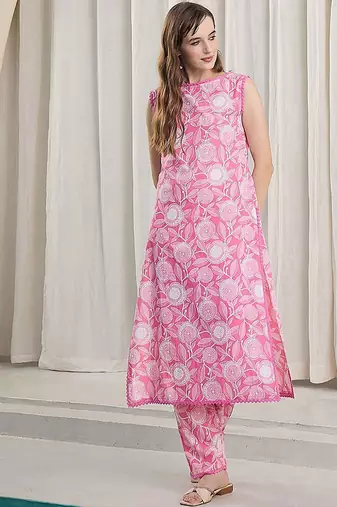 Women Floral Printed Cotton Kurta with Trousers
