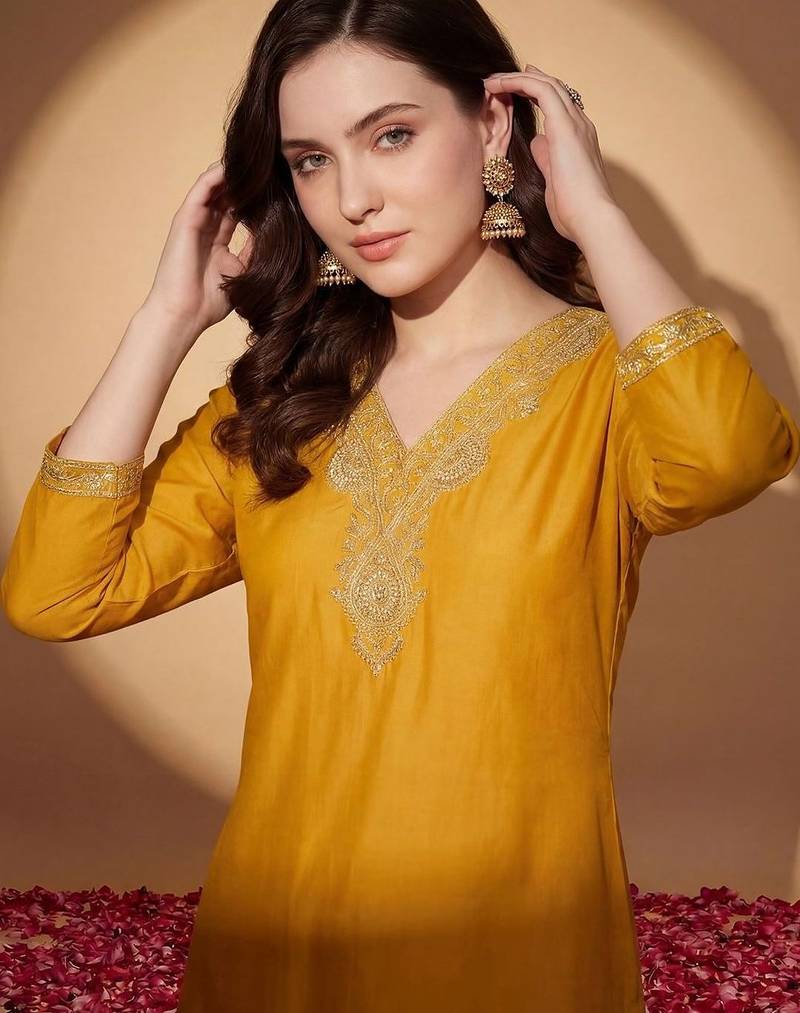 Women Ethnic Motifs Embroidered Regular Thread Work Kurta with Trousers