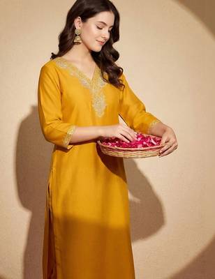 Women Ethnic Motifs Embroidered Regular Thread Work Kurta with Trousers 2