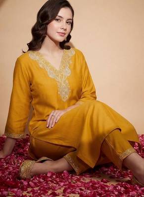Women Ethnic Motifs Embroidered Regular Thread Work Kurta with Trousers 4