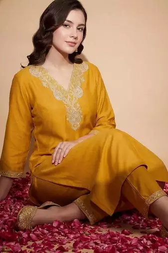 Women Ethnic Motifs Embroidered Regular Thread Work Kurta with Trousers