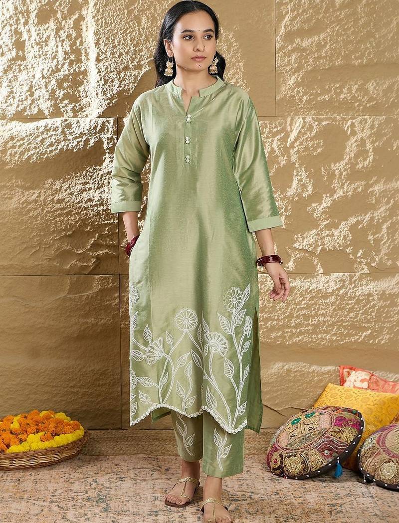 Women Floral Embroidered Regular Thread Work Kurta with Trousers