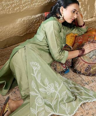 Women Floral Embroidered Regular Thread Work Kurta with Trousers 2