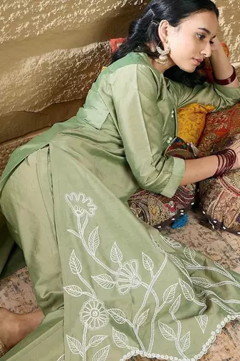 Women Floral Embroidered Regular Thread Work Kurta with Trousers