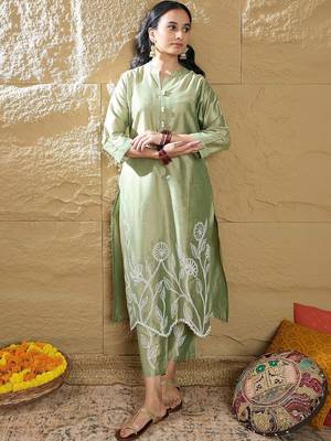 Women Floral Embroidered Regular Thread Work Kurta with Trousers 4