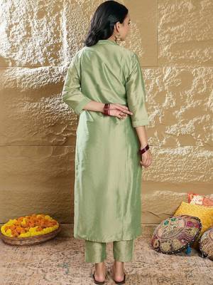 Women Floral Embroidered Regular Thread Work Kurta with Trousers 5