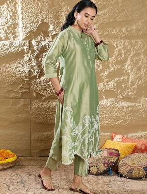 Women Floral Embroidered Regular Thread Work Kurta with Trousers 6