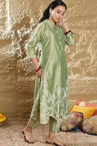 Women Floral Embroidered Regular Thread Work Kurta with Trousers