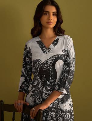 Floral Printed V-Neck Straight Kurta With Trousers 1