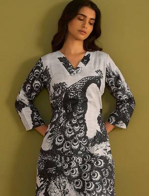 Floral Printed V-Neck Straight Kurta With Trousers 6