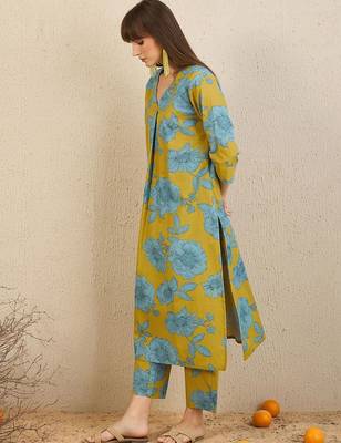 Floral Printed V-Neck A-Line Kurta with Trousers 4