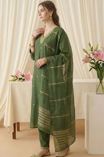 Women Ethnic Motifs Embroidered Regular Thread Work Kurta with Trousers & With Dupatta
