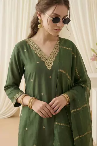 Women Ethnic Motifs Embroidered Regular Thread Work Kurta with Trousers & With Dupatta