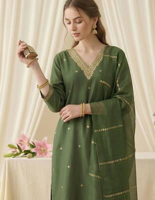 Women Ethnic Motifs Embroidered Regular Thread Work Kurta with Trousers & With Dupatta 4