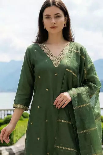 Women Ethnic Motifs Embroidered Regular Thread Work Kurta with Trousers & With Dupatta