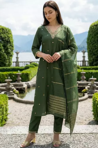 Women Ethnic Motifs Embroidered Regular Thread Work Kurta with Trousers & With Dupatta