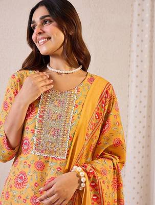 Women Floral Printed Regular Thread Work Kurta with Trousers & With Dupatta 2