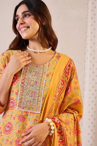 Women Floral Printed Regular Thread Work Kurta with Trousers & With Dupatta
